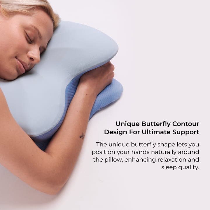 A woman asleep on her side on the Derila Ergo pillow with her shoulder in the side cut-out