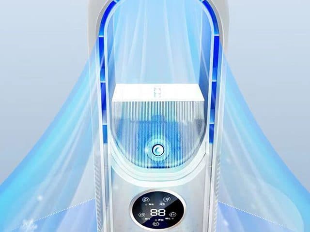 Close view of the LeaflessCool Air loop lit with blue light, a clear tank inside and a round touch panel labelled in Chinese characters