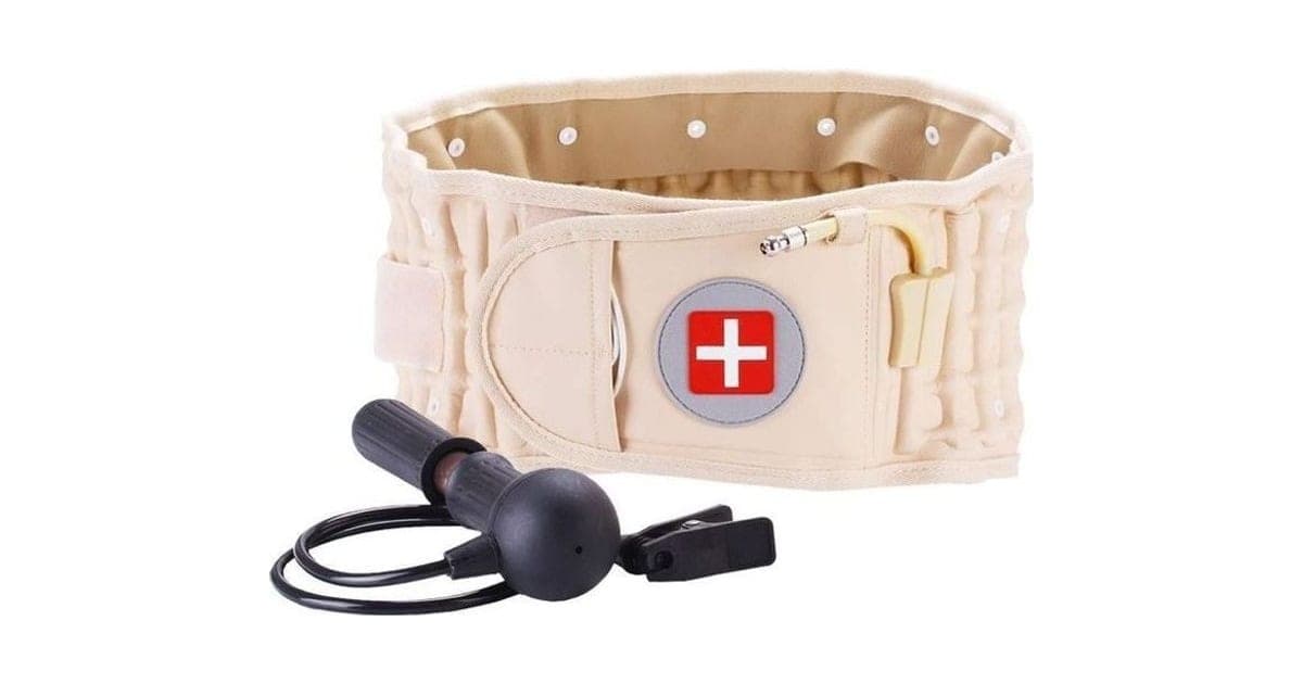 Beige LumbarCorrect inflatable belt with vertical air columns, a red cross badge, an air valve and a black hand pump