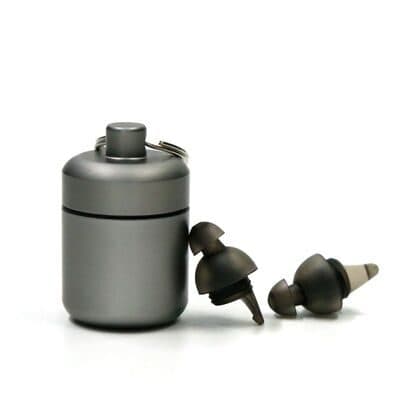 Grey aluminium cylinder case with a key ring next to two grey flanged earplugs