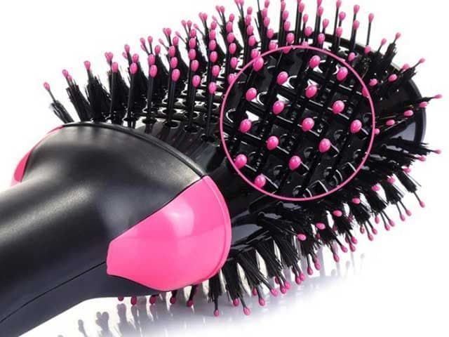 Close-up of the SleekStyle Pro oval head with a circle highlighting the vented barrel between pink-tipped pins and black bristles