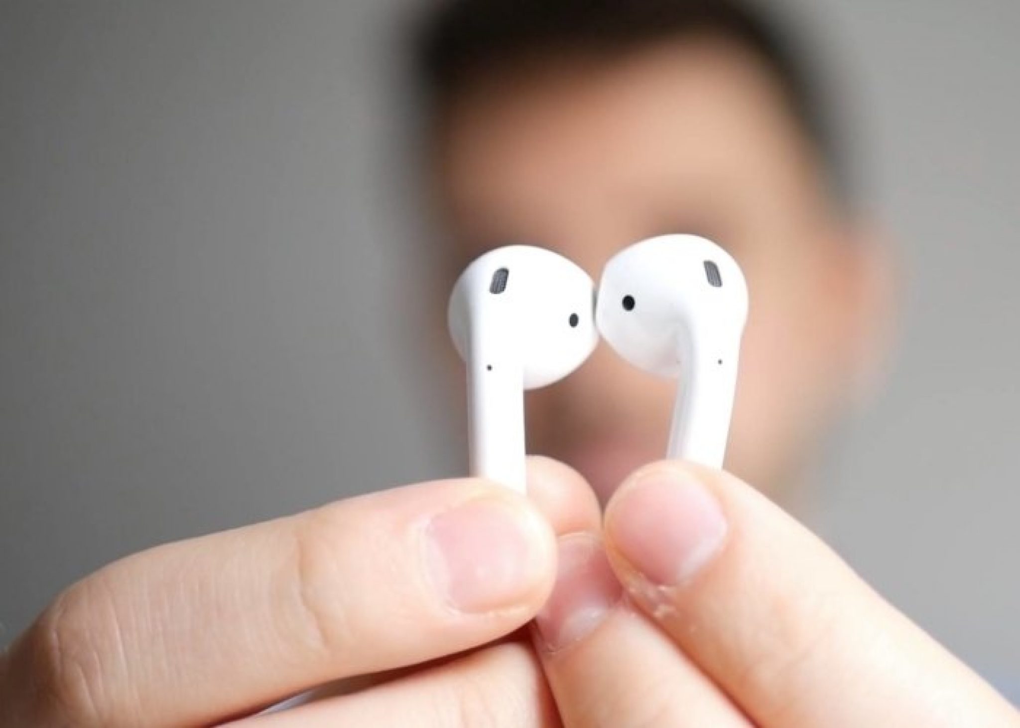 Поместите оба airpods в уши