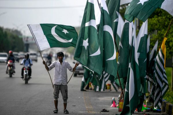 Pakistan temporarily blocks social media